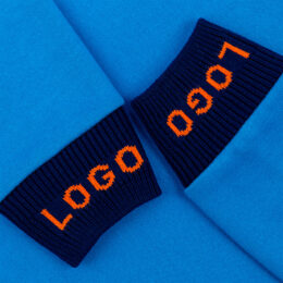 Вязаный логотип на одежде