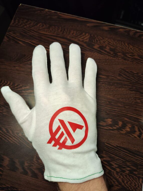 Перчатка с красным логотипом компании на белой ткани