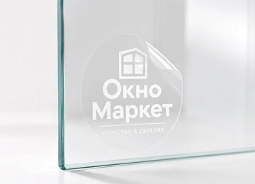 Прозрачная наклейка на стекле с белой печатью